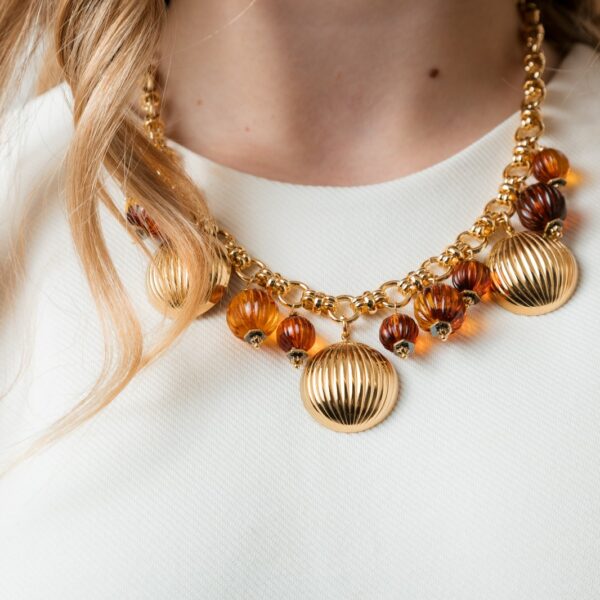 Collar amber